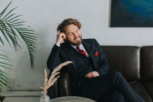 Мужчина в красном. Как составить гармоничный образ используя яркие цвета